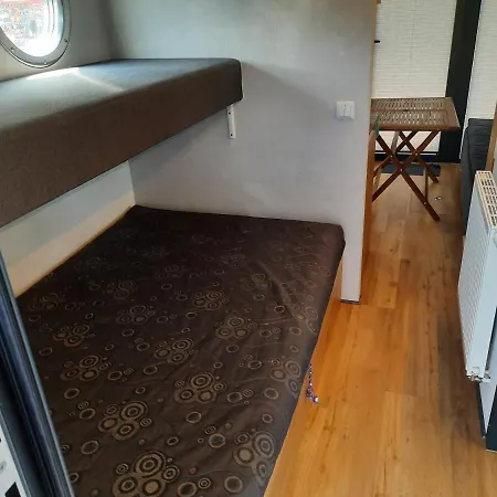펜션 Houseboat Deneb Plywajacy Domek *