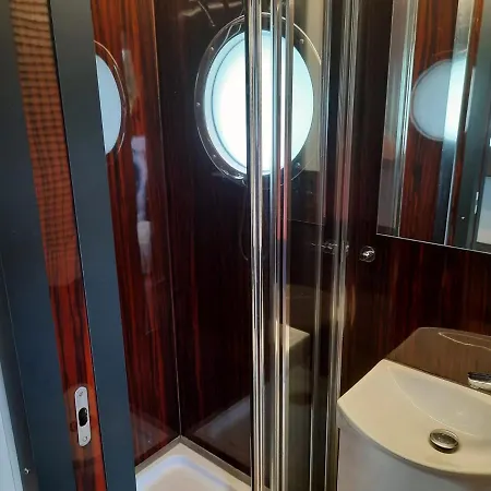 Houseboat Deneb Plywajacy Domek * 루치아네 니다