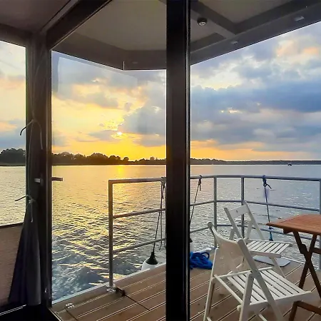 펜션 Houseboat Deneb Plywajacy Domek *
